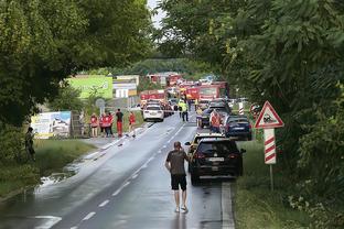 ?冥场面！博格巴遭马奎尔航母摆尾爆头，C罗上前安慰博格巴